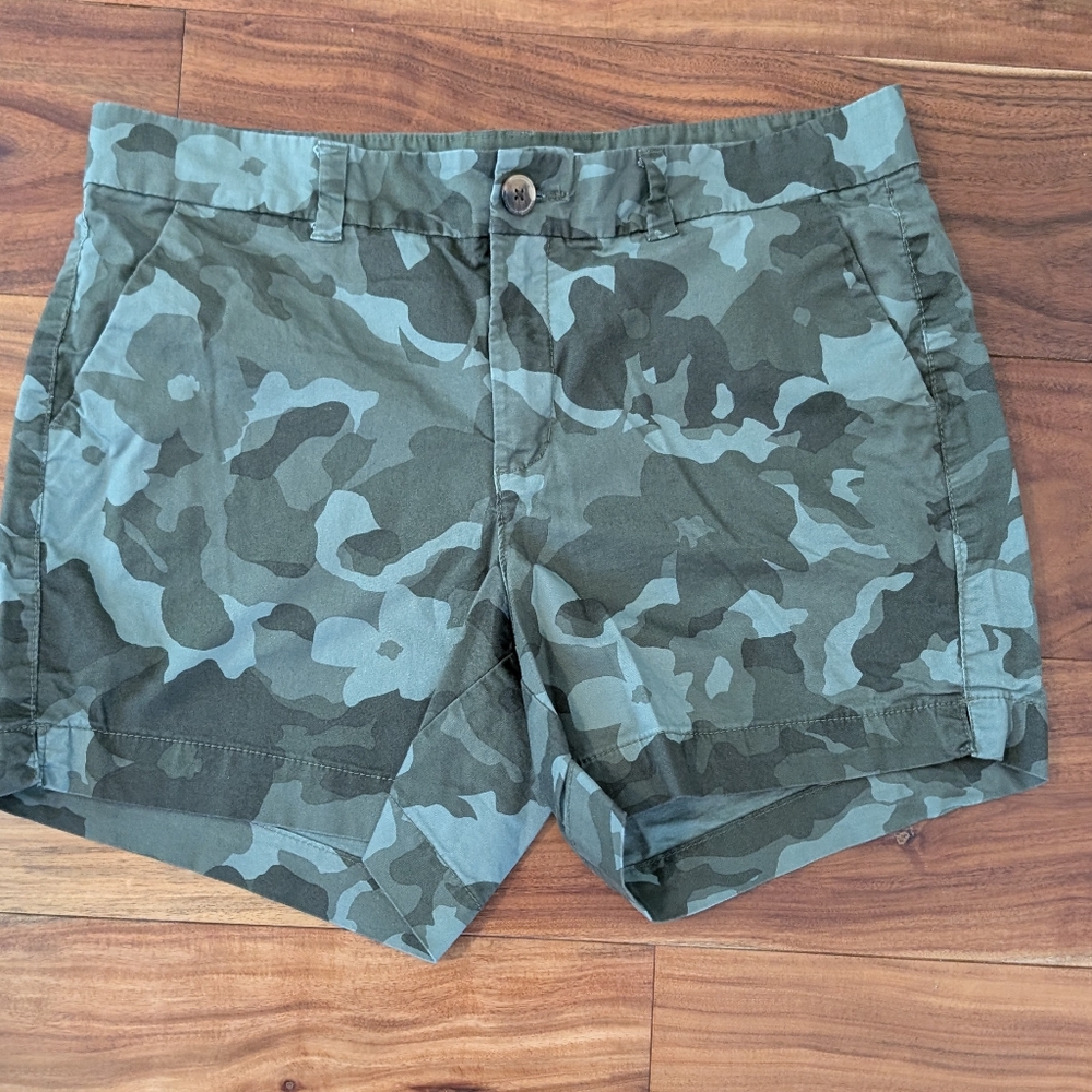 Old Navy Everyday Mid Rise Shorts Size 10 ❤️